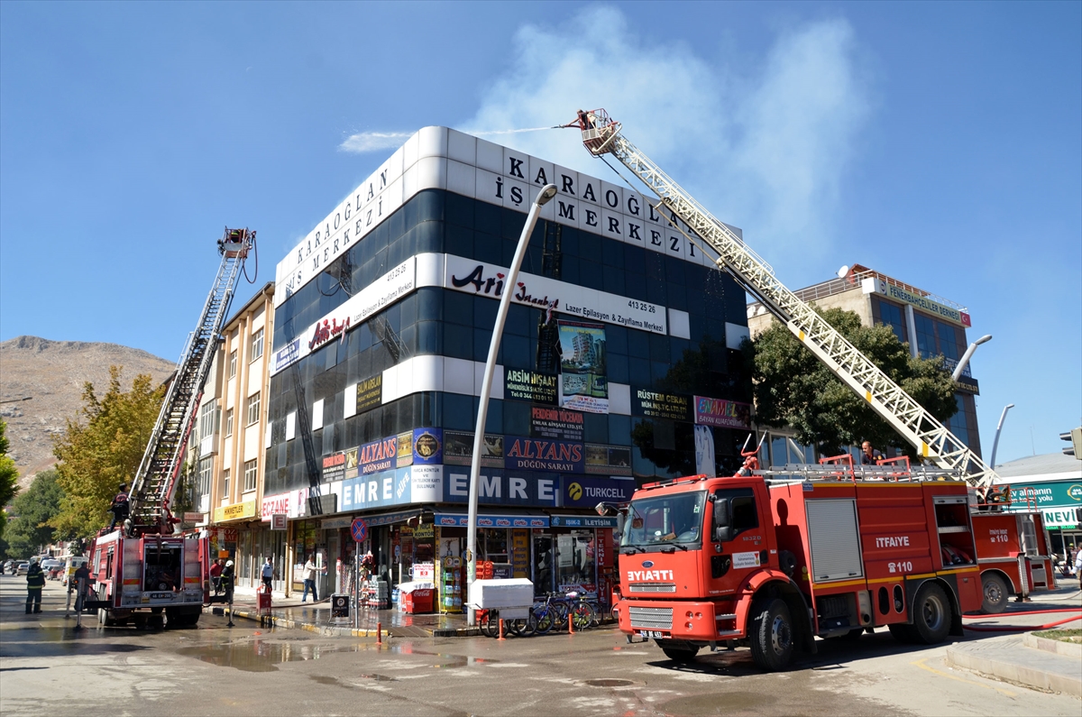 Kahramanmaraş'ta iş merkezinde yangın