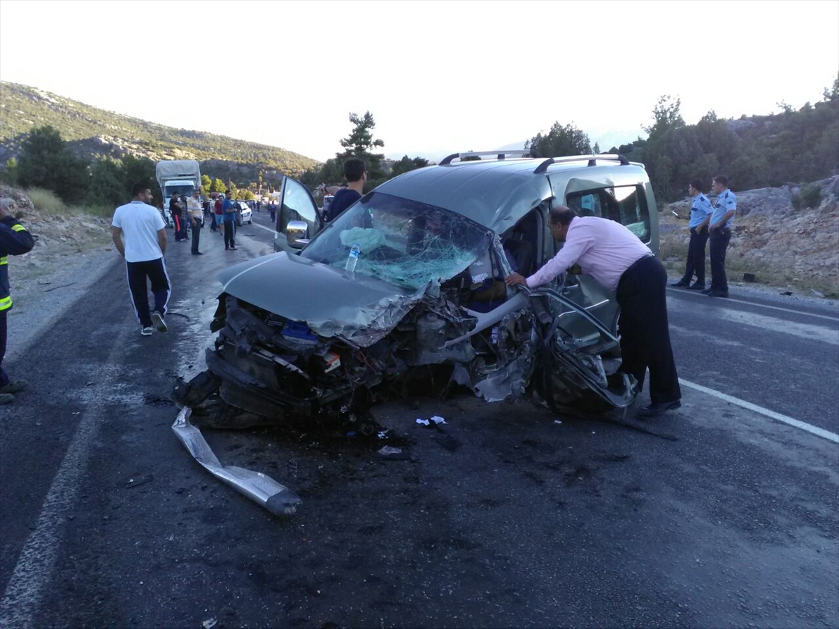 Akseki'de trafik kazası: 2 yaralı